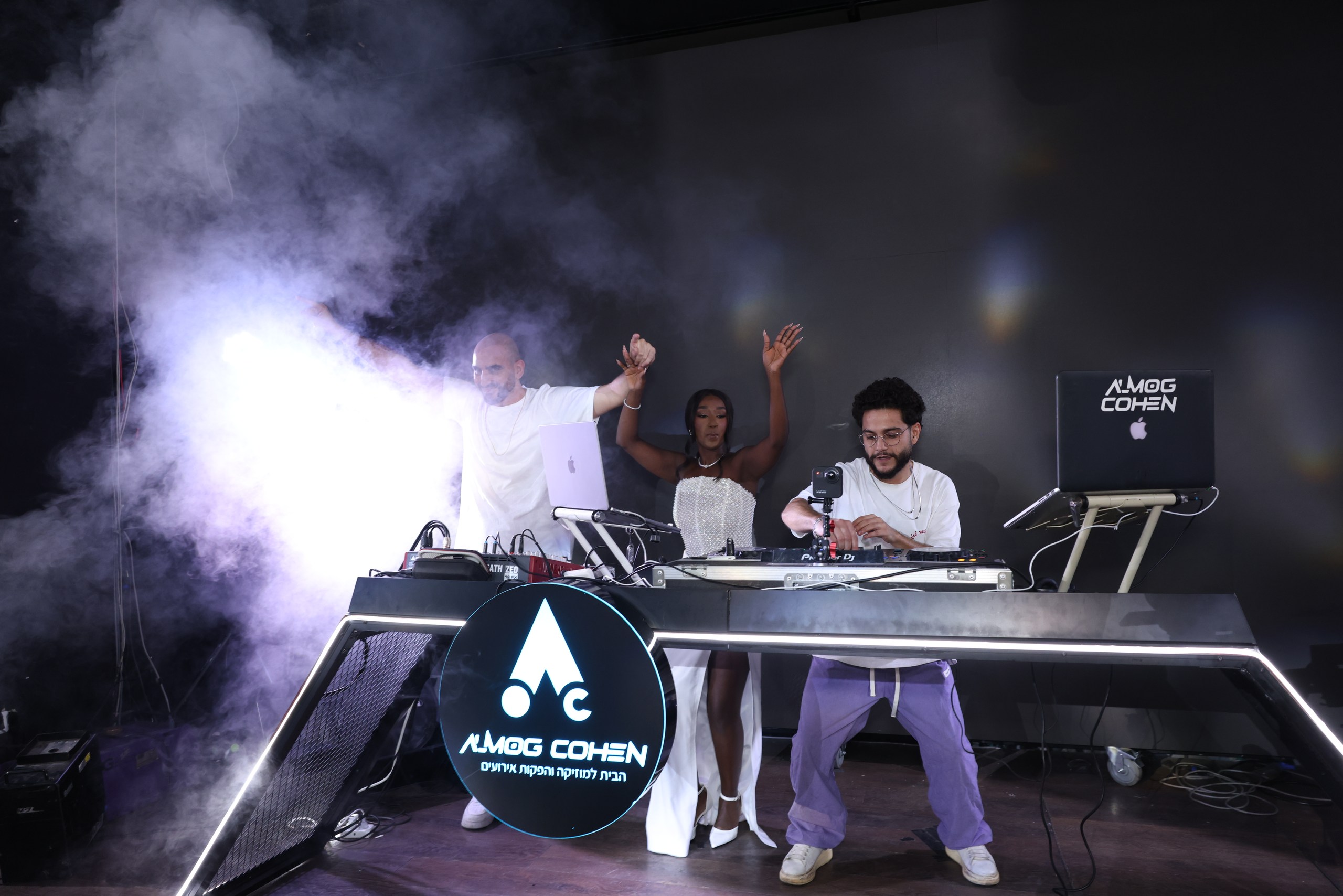 עמדת DJ באווירה