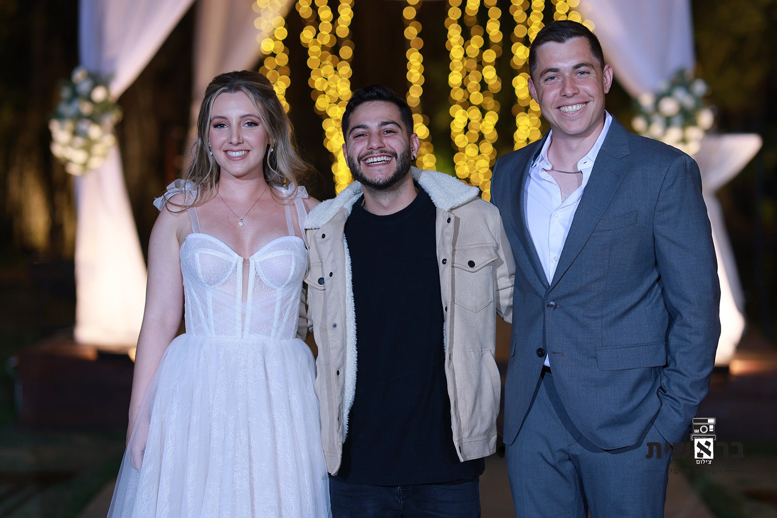 אלמוג עם הזוג ליד החופה